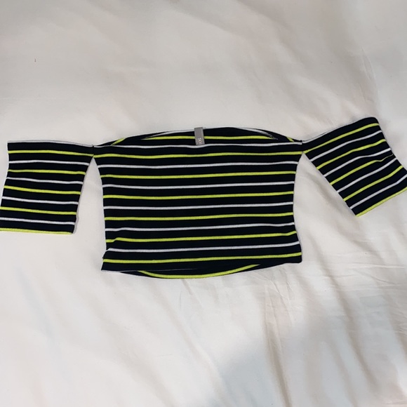 Crop off the shoulder top - Picture 3 of 3